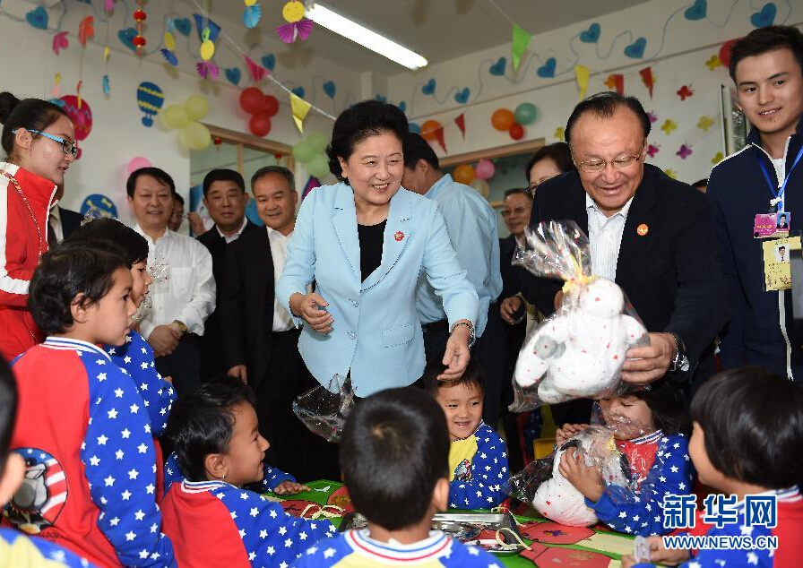 9月27日，中共中央政治局委員、國(guó)務(wù)院副總理、中央代表團(tuán)副團(tuán)長(zhǎng)劉延?xùn)|率中央代表團(tuán)分團(tuán)，帶著黨中央、國(guó)務(wù)院的親切關(guān)懷和全國(guó)各族人民的深切情誼，來(lái)到和田地區(qū)、阿克蘇地區(qū)慰問(wèn)各族干部群眾，并祝賀大家中秋節(jié)快樂(lè)。這是劉延?xùn)|在阿克蘇市“雙語(yǔ)”幼兒園與孩子們?cè)谝黄稹Ｐ氯A社記者 張領(lǐng) 攝