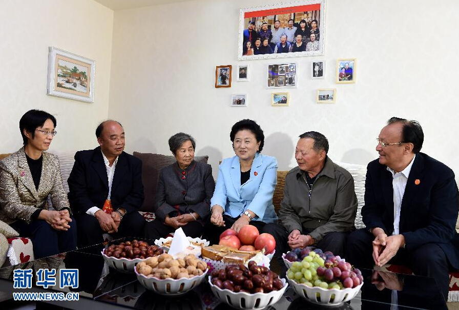 9月27日，中共中央政治局委員、國(guó)務(wù)院副總理、中央代表團(tuán)副團(tuán)長(zhǎng)劉延?xùn)|率中央代表團(tuán)分團(tuán)，帶著黨中央、國(guó)務(wù)院的親切關(guān)懷和全國(guó)各族人民的深切情誼，來(lái)到和田地區(qū)、阿克蘇地區(qū)慰問(wèn)各族干部群眾，并祝賀大家中秋節(jié)快樂(lè)。這是劉延?xùn)|來(lái)到新疆生產(chǎn)建設(shè)兵團(tuán)第一師五團(tuán)團(tuán)場(chǎng)退休職工包春祥家中慰問(wèn)。新華社記者 張領(lǐng) 攝
