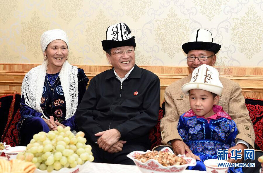 9月28日，中共中央政治局常委、全國政協(xié)主席、中央代表團團長俞正聲率中央代表團部分成員赴祖國最西端的新疆克孜勒蘇柯爾克孜自治州看望慰問各族干部群眾。這是俞正聲來到阿圖什市光明街道辦事處團結(jié)路社區(qū)看望柯爾克孜族居民。新華社記者 饒愛民 攝
