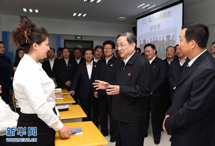 9月28日，中共中央政治局常委、全國政協(xié)主席、中央代表團團長俞正聲率中央代表團部分成員赴祖國最西端的新疆克孜勒蘇柯爾克孜自治州看望慰問各族干部群眾。這是俞正聲來到克州雙語師資培訓學校，與老師、學員交流談心。新華社記者 饒愛民 攝