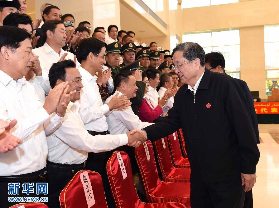 9月28日，中共中央政治局常委、全國政協(xié)主席、中央代表團團長俞正聲率中央代表團部分成員赴祖國最西端的新疆克孜勒蘇柯爾克孜自治州看望慰問各族干部群眾。這是俞正聲接見克州有關(guān)負責同志、各界人士代表和援疆干部代表。新華社記者 饒愛民 攝