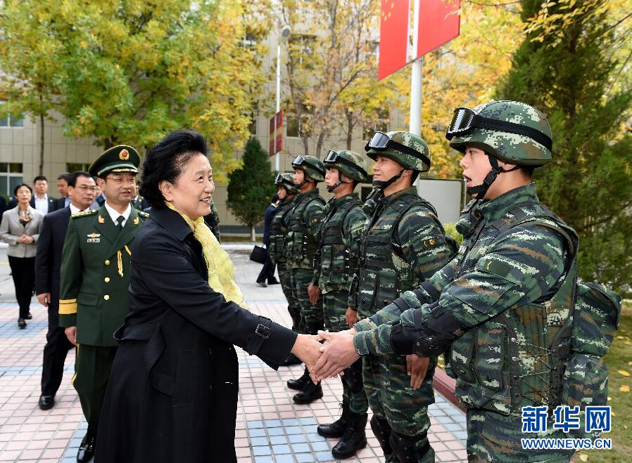 9月28日，中共中央政治局委員、國(guó)務(wù)院副總理、中央代表團(tuán)副團(tuán)長(zhǎng)劉延?xùn)|率中央代表團(tuán)分團(tuán)赴阿克蘇地區(qū)、伊犁哈薩克自治州慰問(wèn)，與各族干部群眾共度節(jié)日、共享歡樂(lè)。這是劉延?xùn)|在伊犁武警8660部隊(duì)駐地慰問(wèn)官兵。新華社記者張領(lǐng)攝