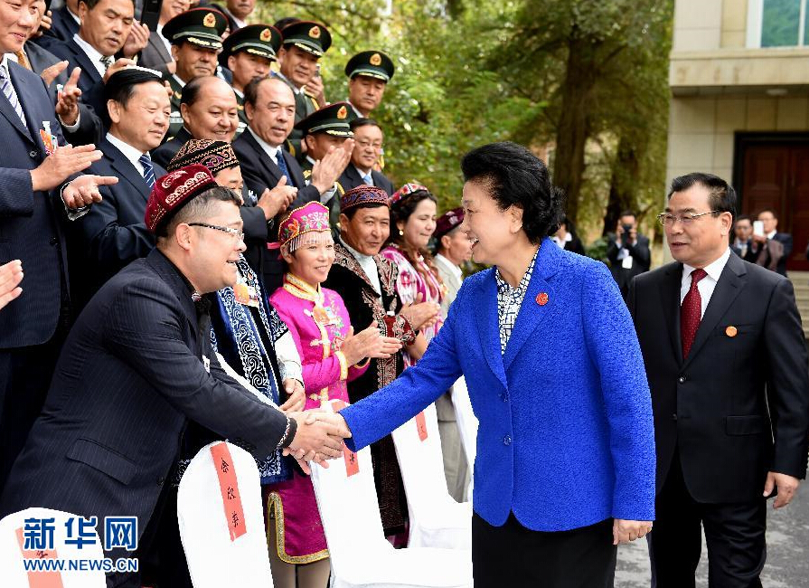 9月28日，中共中央政治局委員、國(guó)務(wù)院副總理、中央代表團(tuán)副團(tuán)長(zhǎng)劉延?xùn)|率中央代表團(tuán)分團(tuán)赴阿克蘇地區(qū)、伊犁哈薩克自治州慰問(wèn)，與各族干部群眾共度節(jié)日、共享歡樂(lè)。這是劉延?xùn)|接見伊犁黨政軍負(fù)責(zé)同志和各族各界人士、先進(jìn)模范、援疆干部代表等。新華社記者張領(lǐng)攝