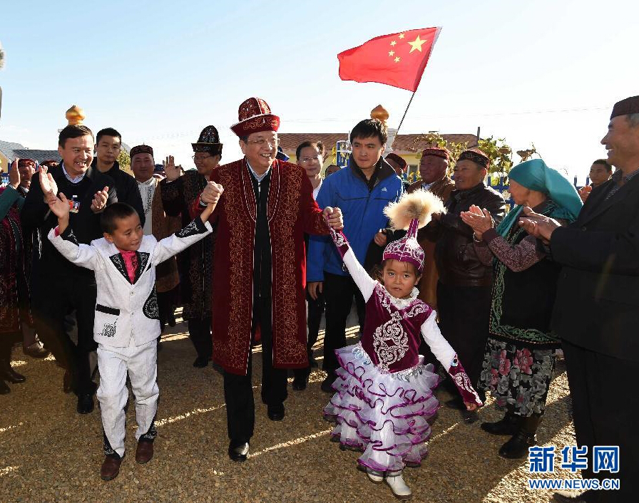 9月29日，中共中央政治局常委、全國政協(xié)主席、中央代表團團長俞正聲率中央代表團部分成員赴阿勒泰地區(qū)看望各族干部群眾。這是俞正聲來到布爾津縣也拉曼牧民定居新村看望哈薩克族牧民。新華社記者 高潔 攝
