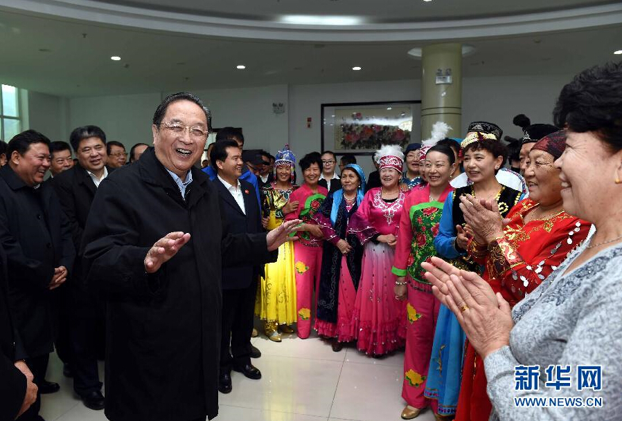 9月29日，中共中央政治局常委、全國政協(xié)主席、中央代表團團長俞正聲率中央代表團部分成員赴阿勒泰地區(qū)看望各族干部群眾。這是俞正聲來到阿勒泰地區(qū)老年人活動中心慰問群眾。新華社記者 饒愛民 攝