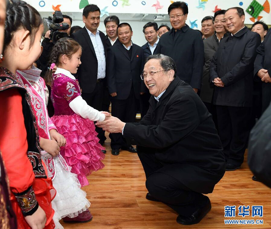 9月29日，中共中央政治局常委、全國政協(xié)主席、中央代表團團長俞正聲率中央代表團部分成員赴阿勒泰地區(qū)看望各族干部群眾。這是俞正聲來到布爾津縣也拉曼牧民定居新村幼兒園，同小朋友交流。新華社記者 饒愛民 攝