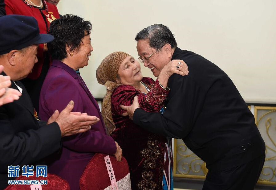9月29日，中共中央政治局常委、全國政協(xié)主席、中央代表團團長俞正聲率中央代表團部分成員赴阿勒泰地區(qū)看望各族干部群眾。這是俞正聲接見阿勒泰地區(qū)有關(guān)負(fù)責(zé)同志、各界人士代表和援疆干部代表時與維吾爾族老人阿尼帕·阿力馬洪親切擁抱。阿尼帕·阿力馬洪先后收養(yǎng)漢、回、維吾爾、哈薩克4個民族的10個孤兒。新華社記者 饒愛民 攝 