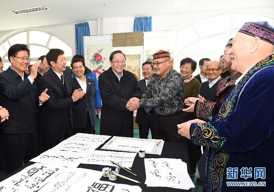 9月29日，中共中央政治局常委、全國政協(xié)主席、中央代表團團長俞正聲率中央代表團部分成員赴阿勒泰地區(qū)看望各族干部群眾。這是俞正聲來到阿勒泰地區(qū)老年人活動中心，觀看老同志書畫展，同老同志親切交談。新華社記者 高潔 攝