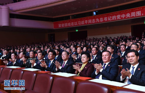     9月30日，慶祝新疆維吾爾自治區(qū)成立60周年文藝晚會(huì)《新疆禮贊》在新疆人民會(huì)堂精彩呈現(xiàn)。中共中央政治局常委、全國(guó)政協(xié)主席、中央代表團(tuán)團(tuán)長(zhǎng)俞正聲，與2000余名各族群眾代表一起觀看演出。新華社記者 饒愛(ài)民 攝