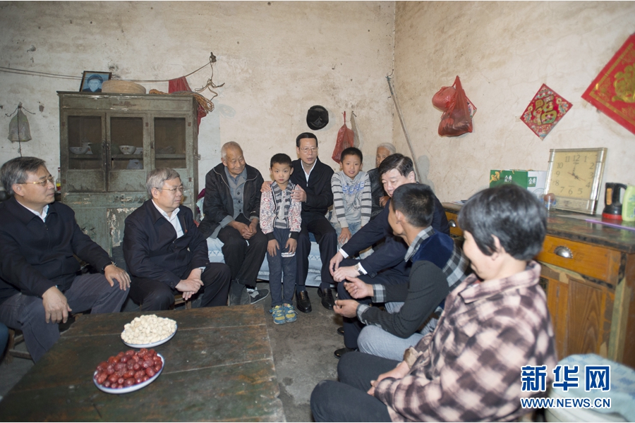 10月22日至23日，中共中央政治局常委、國務(wù)院副總理張高麗在山東調(diào)研扶貧工作情況。這是10月22日，張高麗在菏澤市巨野縣田莊鎮(zhèn)后屯村入戶看望生活困難村民。 新華社記者 王曄 攝