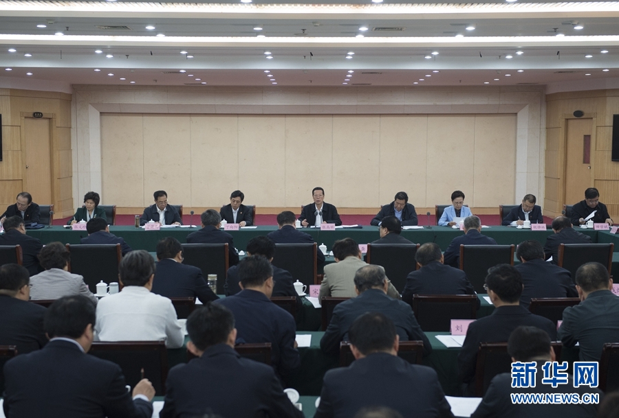10月22日至23日，中共中央政治局常委、國務(wù)院副總理張高麗在山東調(diào)研扶貧工作情況。這是10月23日，張高麗在菏澤市主持召開扶貧工作座談會(huì)。 新華社記者 王曄 攝