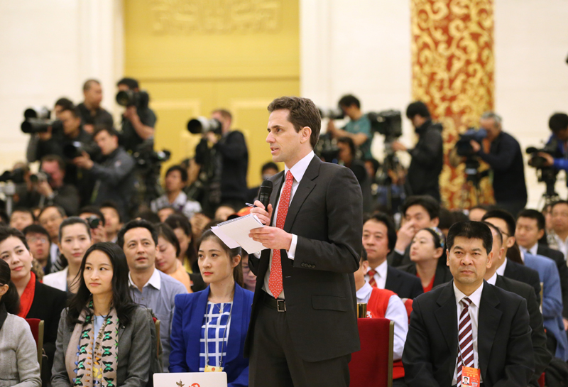 3月15日，國務院總理李克強在北京人民大會堂與中外記者見面，并回答記者提問。這是一位記者在提問。 新華社記者 劉衛(wèi)兵攝