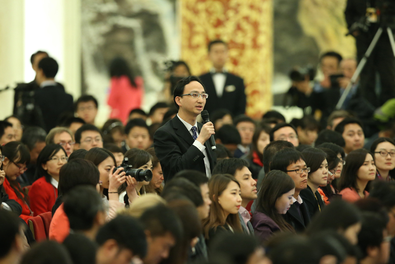 3月15日，國務院總理李克強在北京人民大會堂與中外記者見面，并回答記者提問。這是一位記者在提問。 新華社記者 龐興雷 攝