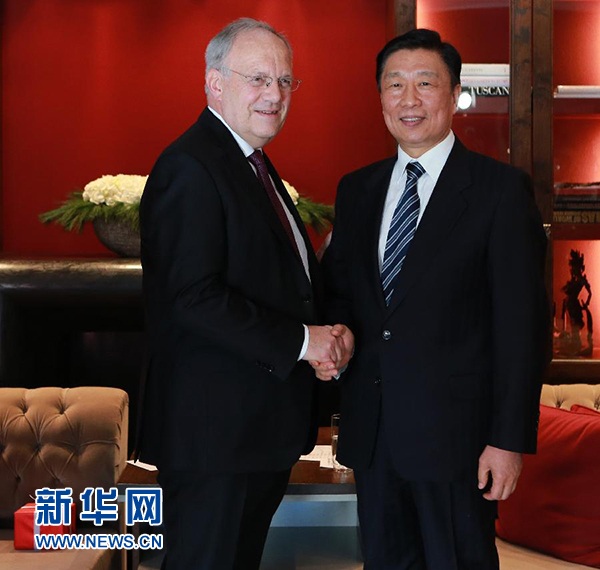 1月21日，中國(guó)國(guó)家副主席李源潮（右）在瑞士達(dá)沃斯會(huì)見瑞士聯(lián)邦主席施奈德－阿曼。 新華社記者羅歡歡攝