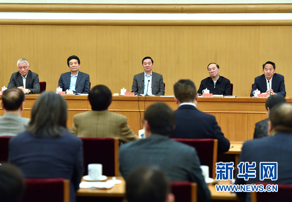 4月8日，中共中央政治局委員、中央書記處書記、中宣部部長劉奇葆在北京同講好中國故事專家學(xué)者、文化交流使者研討班學(xué)員座談。 新華社記者李濤 攝