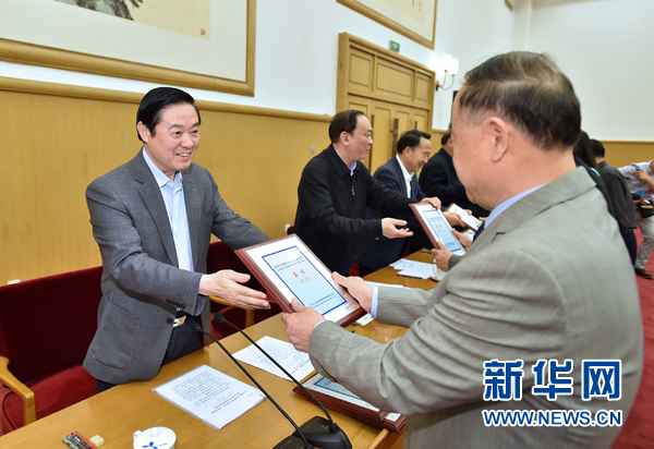 4月8日，中共中央政治局委員、中央書記處書記、中宣部部長劉奇葆在北京同講好中國故事專家學(xué)者、文化交流使者研討班學(xué)員座談。這是劉奇葆在座談會上向獲得講好中國故事文化交流使者稱號的代表頒發(fā)證書。新華社記者 李濤 攝