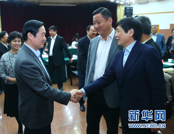 4月12日，中共中央政治局委員、中央書記處書記、中宣部部長(zhǎng)劉奇葆在北京出席“走向世界的中國(guó)兒童文學(xué)”座談會(huì)并講話。這是座談會(huì)后，劉奇葆與國(guó)際安徒生獎(jiǎng)獲得者、兒童文學(xué)作家曹文軒握手。新華社記者丁海濤攝