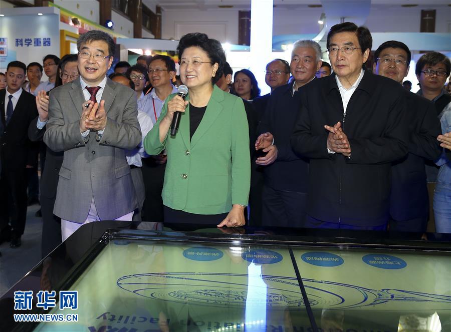 (新華網(wǎng))劉延?xùn)|、郭金龍參加2016年全國科技活動周活動