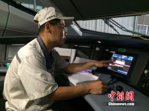 中車青島四方機車車輛股份有限公司高鐵調(diào)試高級技師周勇在演示調(diào)試過程。中新網(wǎng) 邱宇 攝