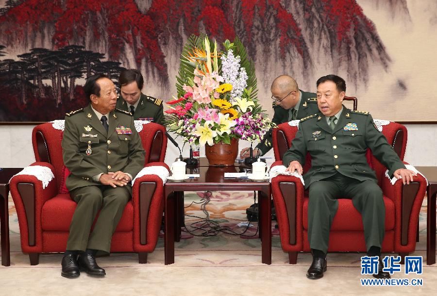 10月13日，中央軍委副主席范長(zhǎng)龍?jiān)诒本?huì)見柬埔寨王國(guó)副首相兼國(guó)防大臣迪班。 新華社記者 馬占成 攝 