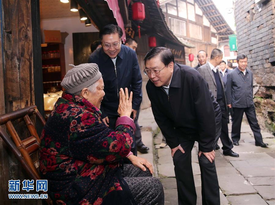 這是11月21日，張德江在宜賓李莊鎮(zhèn)同濟社區(qū)與居民親切交談。 新華社記者 劉衛(wèi)兵 攝 