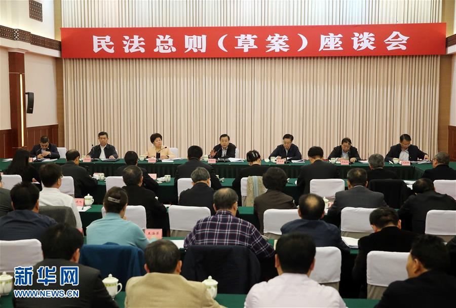 這是11月23日，張德江在成都主持召開座談會，11個?。▍^(qū)、市）人大常委會負責同志、部分全國人大代表、法律工作者及專家學者參加會議。新華社記者 劉衛(wèi)兵 攝 