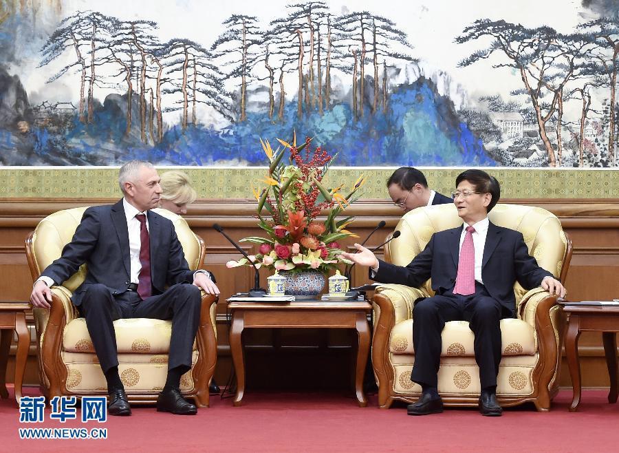 11月25日，中共中央政治局委員、中央政法委書記孟建柱在北京會(huì)見白俄羅斯總統(tǒng)辦公廳副主任米茨克維奇。 新華社記者燕雁攝 