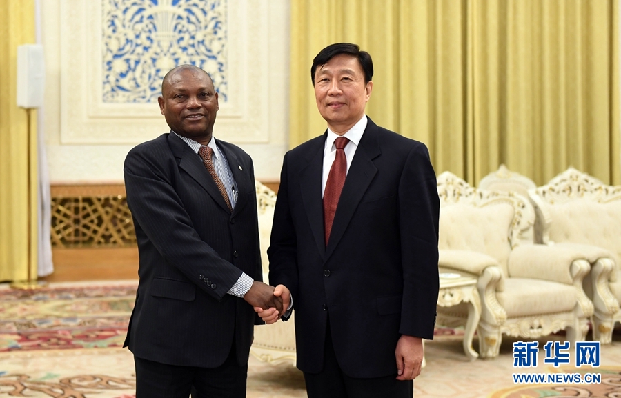 12月26日，國家副主席李源潮在北京會見圣多美和普林西比外交和海外僑民部部長博特略。 新華社記者 張鐸 攝