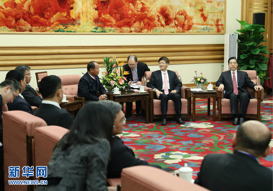 12月27日，中共中央政治局委員、中央政法委書記孟建柱在北京集體會(huì)見出席湄公河流域執(zhí)法安全合作機(jī)制成立五周年部長(zhǎng)級(jí)會(huì)議的各國(guó)代表團(tuán)團(tuán)長(zhǎng)。新華社記者 王曄 攝 