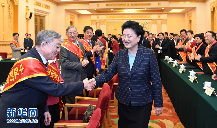 12月29日，中共中央政治局委員、國務(wù)院副總理劉延?xùn)|在北京與中醫(yī)藥高等學(xué)校教學(xué)名師座談。這是座談會(huì)前，劉延?xùn)|與獲得表彰的教師握手。新華社記者 張鐸 攝