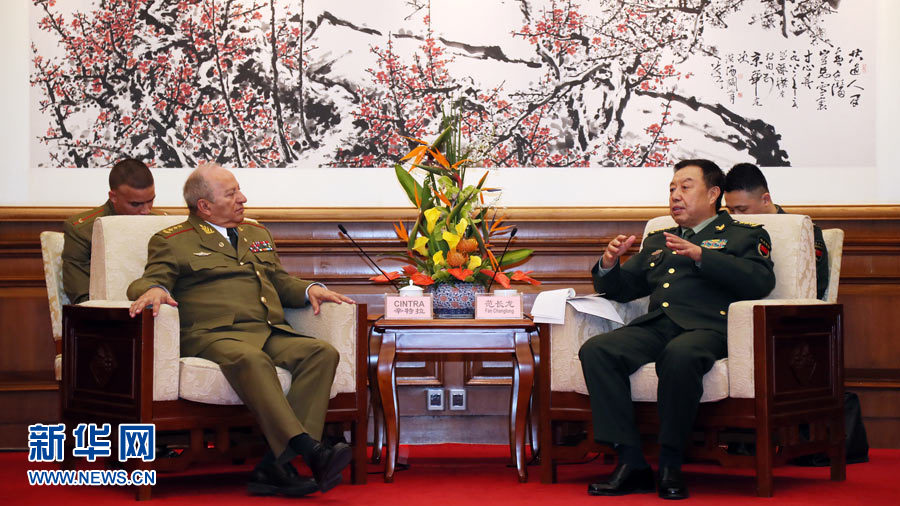 3月28日，中央軍委副主席范長龍在北京釣魚臺國賓館會見來華訪問的古巴革命武裝力量部部長萊奧波爾多·辛特拉。 新華社發(fā)（劉芳 攝） 