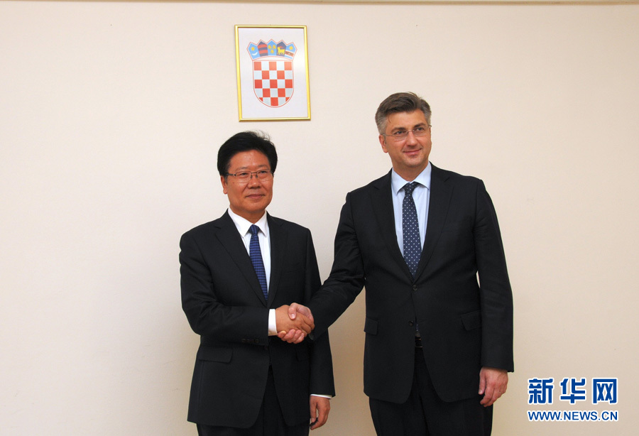 4月10日，克羅地亞民主共同體主席、政府總理普連科維奇（右）在薩格勒布會見中共中央政治局委員、中央黨的建設(shè)工作領(lǐng)導(dǎo)小組副組長張春賢。新華社記者薛群攝