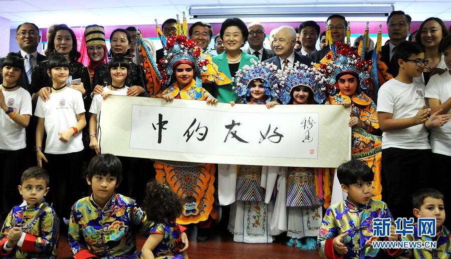 4月20日，在約旦首都安曼，中國國務(wù)院副總理劉延?xùn)|（中）考察TAG孔子學(xué)院。 新華社記者林曉蔚攝
