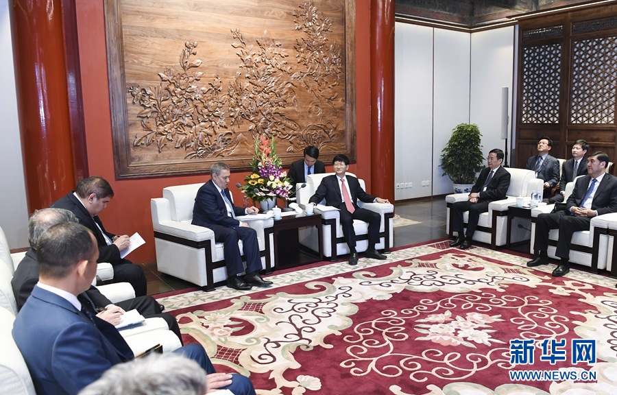 4月27日，中共中央政治局委員、中央政法委書(shū)記孟建柱在北京同烏茲別克斯坦副總理阿齊莫夫舉行中烏政府間合作委員會(huì)雙方主席會(huì)晤。新華社記者 張領(lǐng) 攝