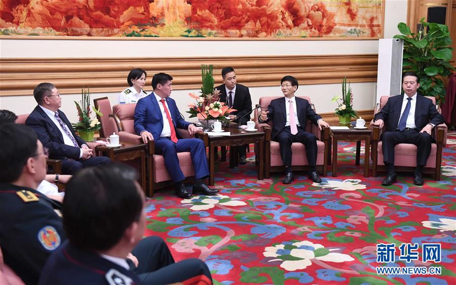 5月8日，中共中央政治局委員、中央政法委書(shū)記孟建柱在北京中南海會(huì)見(jiàn)蒙古國(guó)法律內(nèi)務(wù)部部長(zhǎng)賓巴朝格特。 新華社記者 張鐸 攝