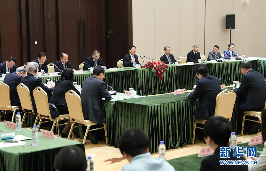 5月8日至10日，中共中央政治局常委、全國人大常委會委員長張德江視察澳門特別行政區(qū)。這是5月10日，張德江與教育工作者和學生代表座談。新華社記者 龐興雷 攝
