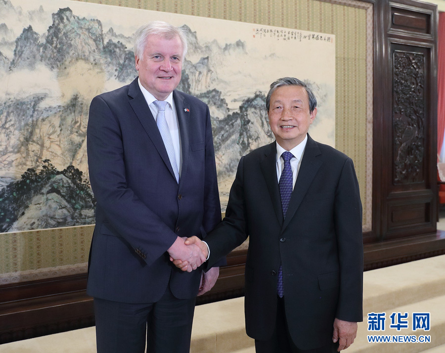 5月10日，國(guó)務(wù)院副總理馬凱在北京中南海紫光閣會(huì)見(jiàn)德國(guó)巴伐利亞州州長(zhǎng)、基社盟主席霍斯特&middot;澤霍費(fèi)爾一行。 新華社記者王曄攝