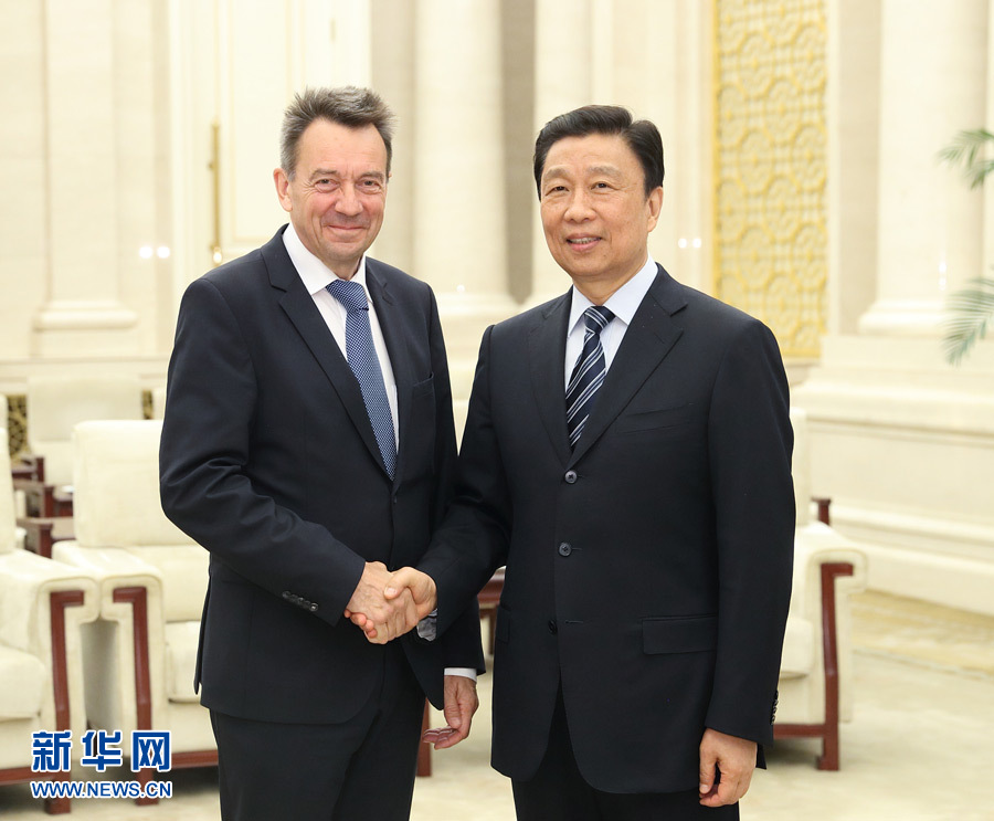 5月15日，國(guó)家副主席、中國(guó)紅十字會(huì)名譽(yù)會(huì)長(zhǎng)李源潮在北京會(huì)見來華出席&ldquo;一帶一路&rdquo;國(guó)際合作高峰論壇的紅十字國(guó)際委員會(huì)主席莫雷爾。新華社記者 王曄 攝