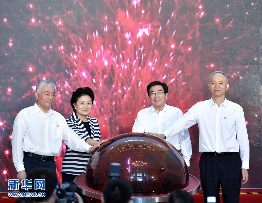 5月20日，中共中央政治局委員、國(guó)務(wù)院副總理劉延?xùn)|，中共中央政治局委員、中共北京市委書記郭金龍?jiān)诒本┏鱿?017年全國(guó)科技活動(dòng)周暨北京科技周現(xiàn)場(chǎng)活動(dòng)。劉延?xùn)|宣布2017年全國(guó)科技活動(dòng)周暨北京科技周啟動(dòng)。新華社記者 燕雁 攝