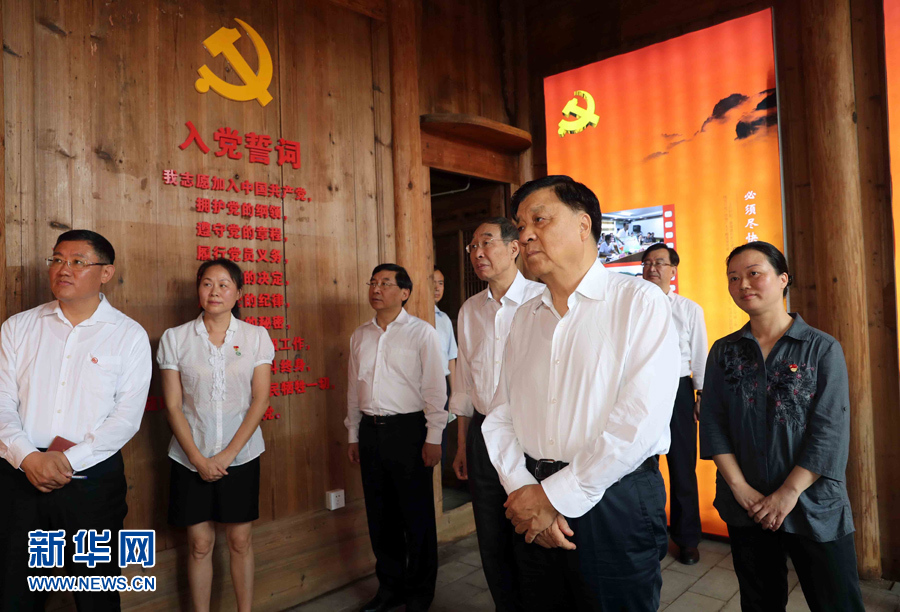 6月8日至10日，中共中央政治局常委、中央書記處書記劉云山在福建調(diào)研。這是6月9日，劉云山專程來到政和縣石圳村，深入了解廖俊波的事跡。新華社記者 劉衛(wèi)兵 攝