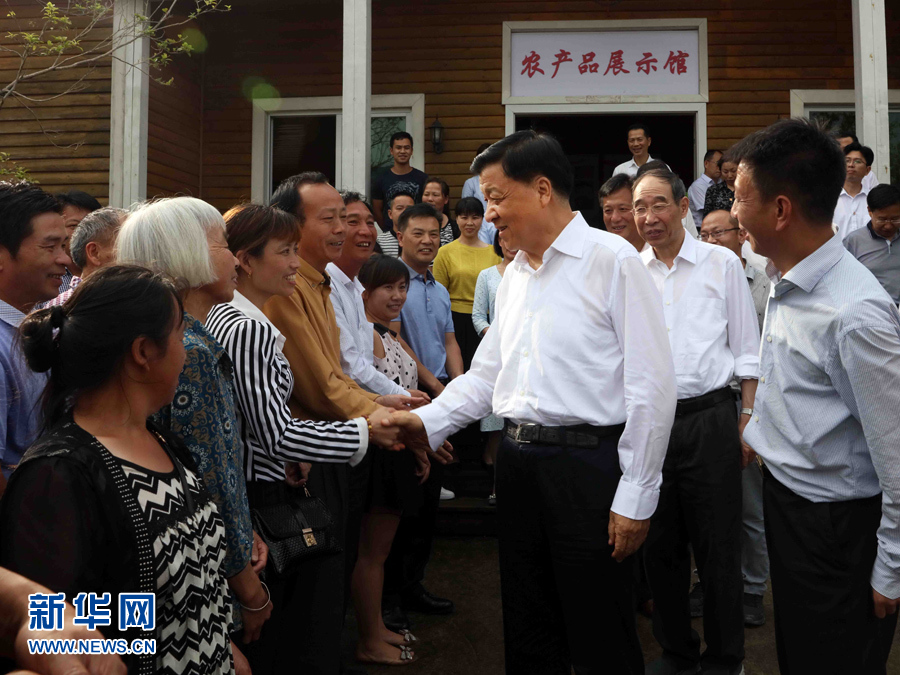 6月8日至10日，中共中央政治局常委、中央書記處書記劉云山在福建調(diào)研。這是6月9日，劉云山在周寧縣上洋村與村民親切交談。新華社記者 劉衛(wèi)兵 攝