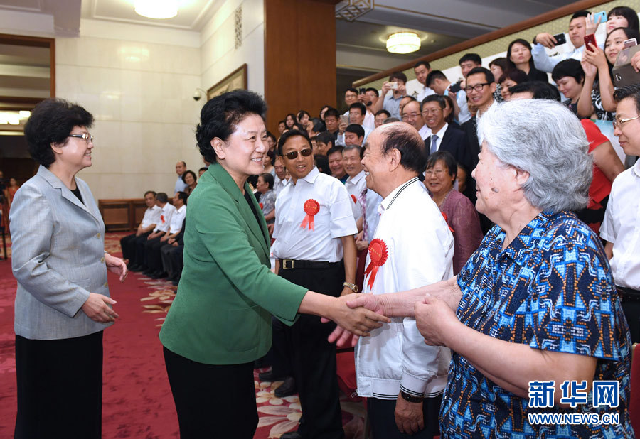 6月16日，中共中央政治局委員、國(guó)務(wù)院副總理劉延?xùn)|在北京看望出席中國(guó)人口福利基金會(huì)成立30周年座談會(huì)的歷屆“中華人口獎(jiǎng)”獲獎(jiǎng)?wù)叽?。新華社記者 饒愛民 攝