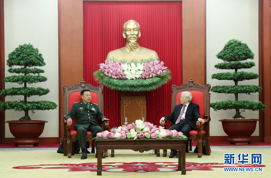 6月18日，在越南首都河內(nèi)，正在越南訪問的中央軍委副主席范長龍（左）會見越共中央總書記阮富仲。 新華社發(fā)（李曉偉攝） 