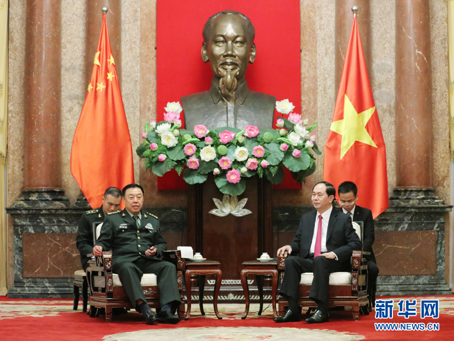 6月18日，在越南首都河內(nèi)，正在越南訪問的中央軍委副主席范長龍（左前）會見越南國家主席陳大光（右前）。 新華社發(fā)（李曉偉攝）