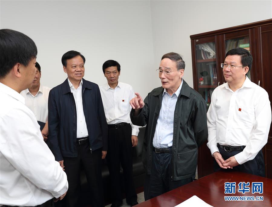 6月20日至22日，中共中央政治局常委、中央紀(jì)委書記王岐山在貴州省檢查紀(jì)檢監(jiān)察工作。這是6月21日，王岐山在省紀(jì)委與紀(jì)檢監(jiān)察干部親切交流。新華社記者 王曄 攝
