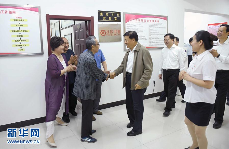 6月22日至24日，中共中央政治局常委、中央書(shū)記處書(shū)記劉云山在遼寧調(diào)研。這是6月23日，劉云山在錦州市西街社區(qū)與干部群眾深入交流。新華社記者 張鐸 攝
