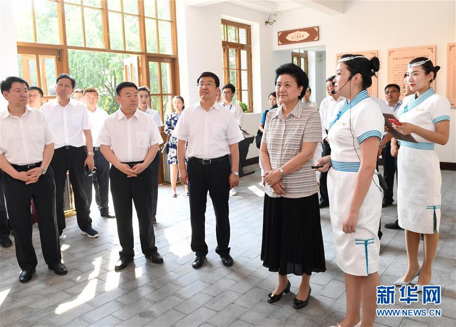 6月25日，全國民族團結(jié)進步創(chuàng)建經(jīng)驗交流現(xiàn)場會在內(nèi)蒙古興安盟召開，中共中央政治局委員、國務(wù)院副總理劉延?xùn)|出席會議并講話。在內(nèi)蒙古期間，劉延?xùn)|考察內(nèi)蒙古人民代表會議舊址即“五一會址”，深入社區(qū)看望各族干部群眾。這是劉延?xùn)|考察“五一會址”。新華社記者 陳曄華 攝