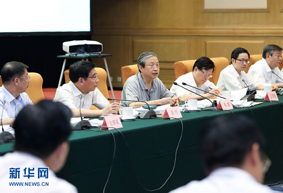 近日，中共中央政治局委員、國(guó)務(wù)院副總理馬凱在北京調(diào)研新能源汽車(chē)產(chǎn)業(yè)發(fā)展。這是7月4日，馬凱在北京深入新能源汽車(chē)充換電設(shè)施、充電服務(wù)平臺(tái)、分時(shí)租賃等單位調(diào)研，并主持召開(kāi)推廣應(yīng)用座談會(huì)。新華社記者 龐興雷 攝