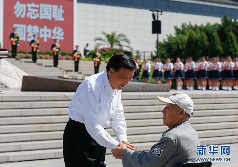 7月7日，紀念全民族抗戰(zhàn)爆發(fā)80周年儀式在中國人民抗日戰(zhàn)爭紀念館舉行。中共中央政治局常委、中央書記處書記劉云山出席儀式并講話。這是儀式開始前，劉云山與老八路代表握手。新華社記者崔新鈺攝