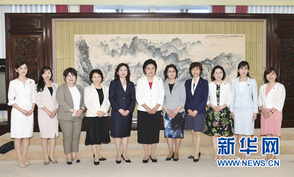 　　7月12日，國(guó)務(wù)院副總理劉延?xùn)|在北京會(huì)見以日本自民黨前總務(wù)會(huì)長(zhǎng)野田圣子為首的日本執(zhí)政黨女國(guó)會(huì)議員代表團(tuán)一行。 新華社記者 高潔 攝